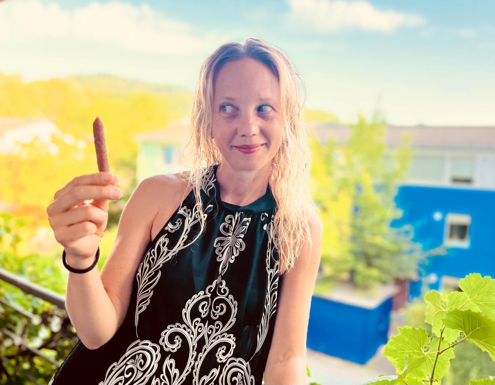 Mareike hält eine Landjägerwurst in der Hand